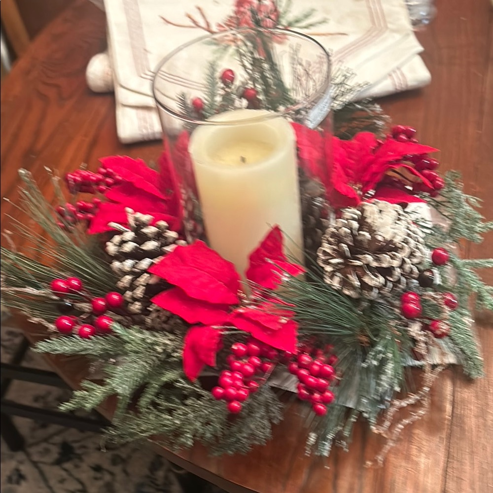 Peppermint Place Glass Vase Greenery 3 Poinsettias/Greenery/Berries & Cones